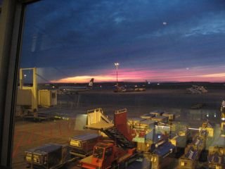 Solen går ned över Helsingfors flygplats