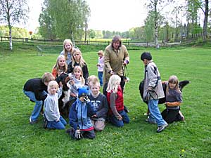 Kim på besök hos barn med sina hundar